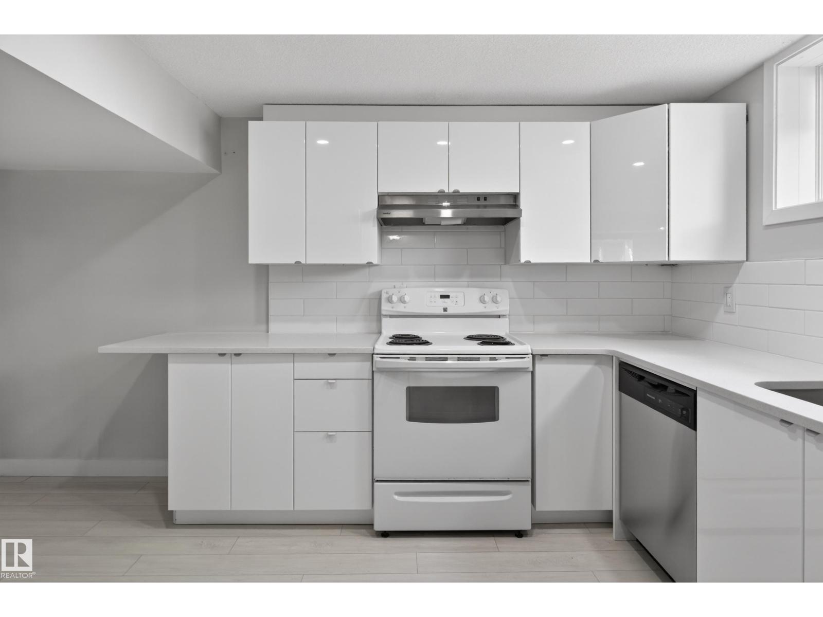 8722 112 AV NW, Edmonton