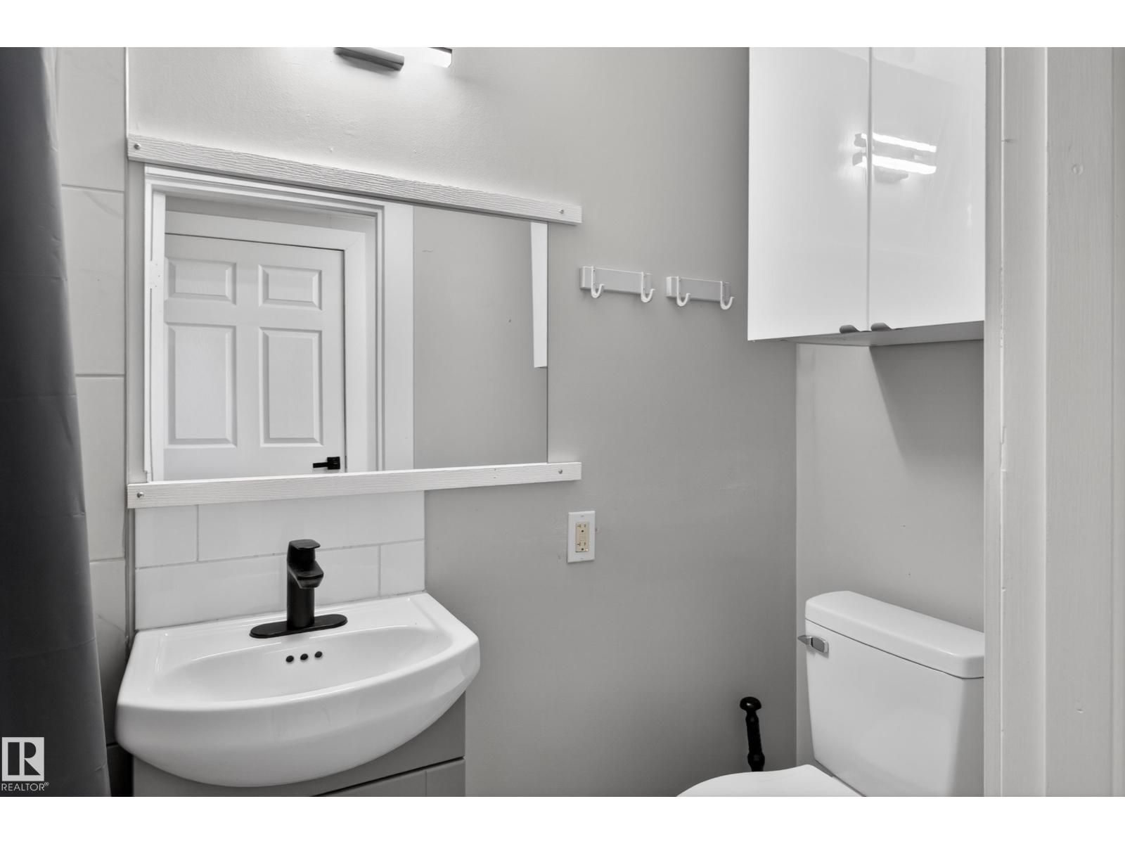 8722 112 AV NW, Edmonton