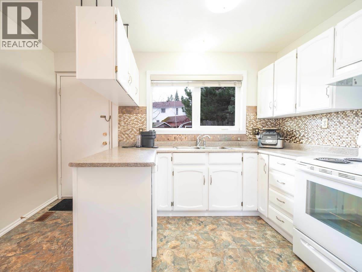 Photo 8 of 33 — 8129 ST LAWRENCE AVENUE · Prince George, BC