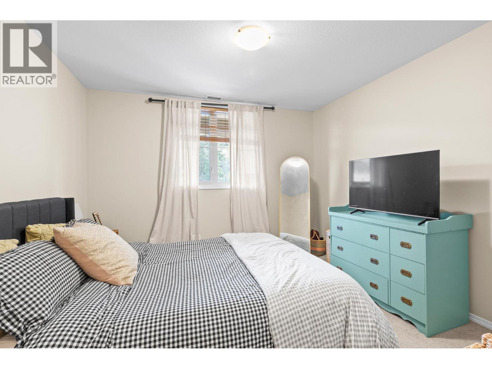 #1413 1875 Country Club Drive - 17