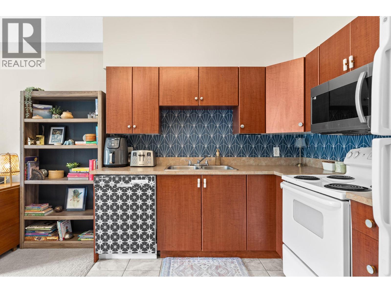 #1413 1875 Country Club Drive - 14