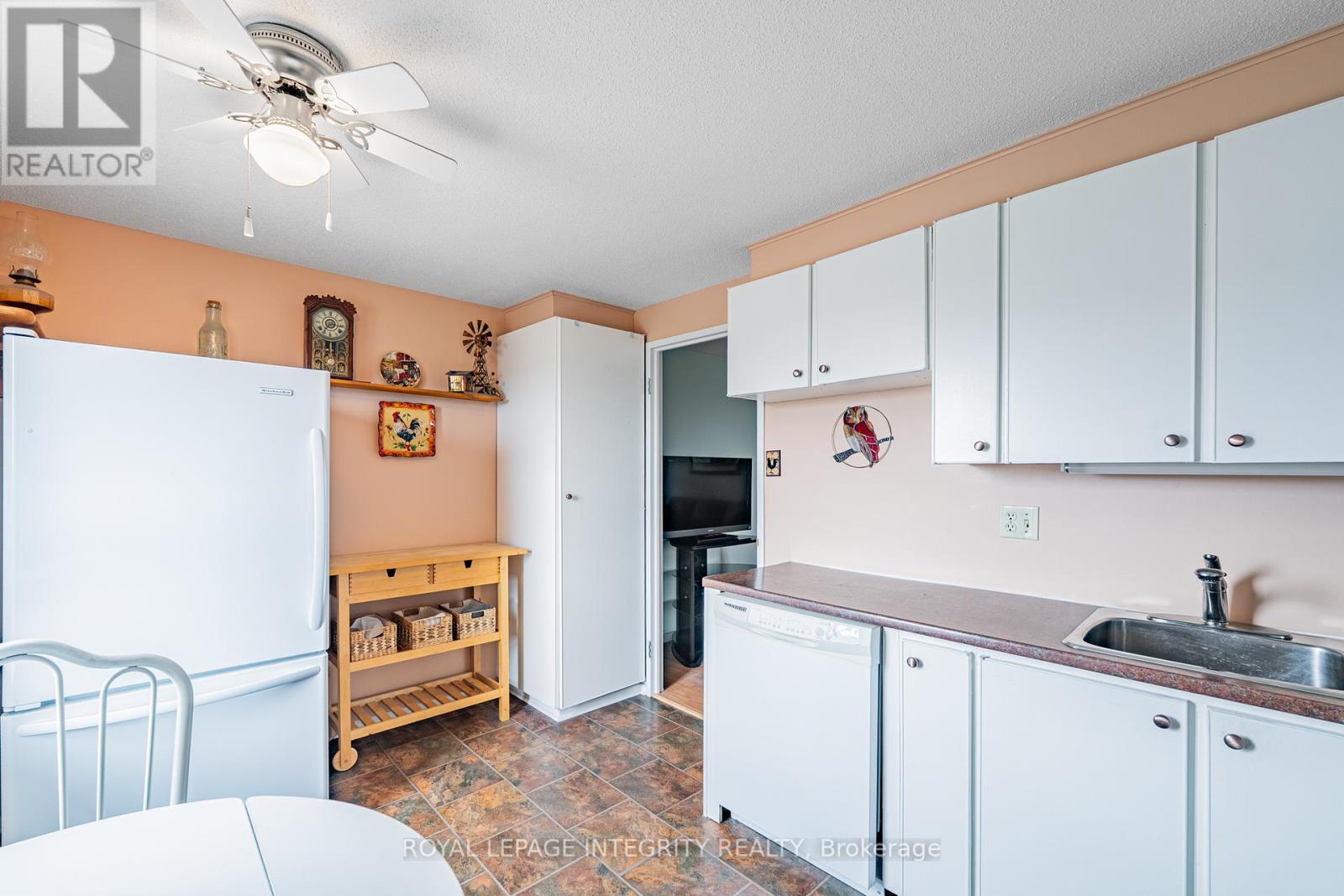 #806 1356 MEADOWLANDS DRIVE E - 18