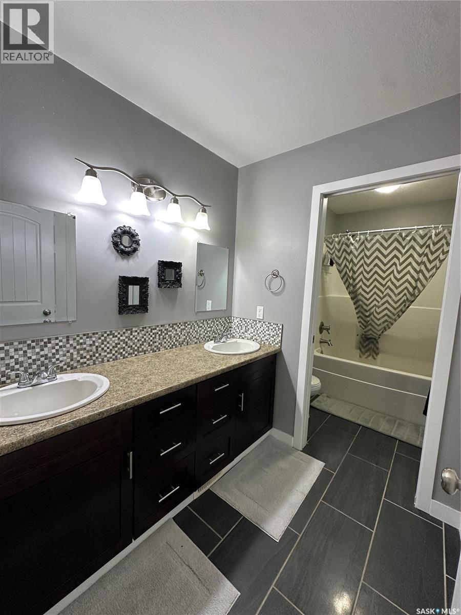 205 Roberts AVENUE - 32