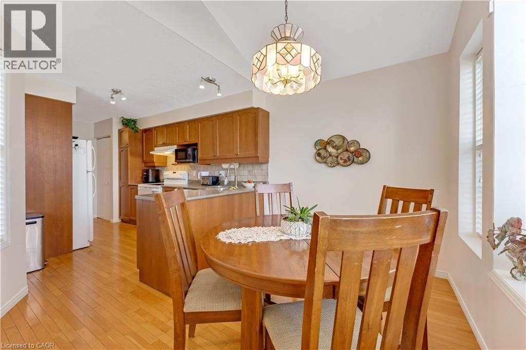 550 DANSBURY Drive, Waterloo, Ontario, N2K4E2 — Photo 8