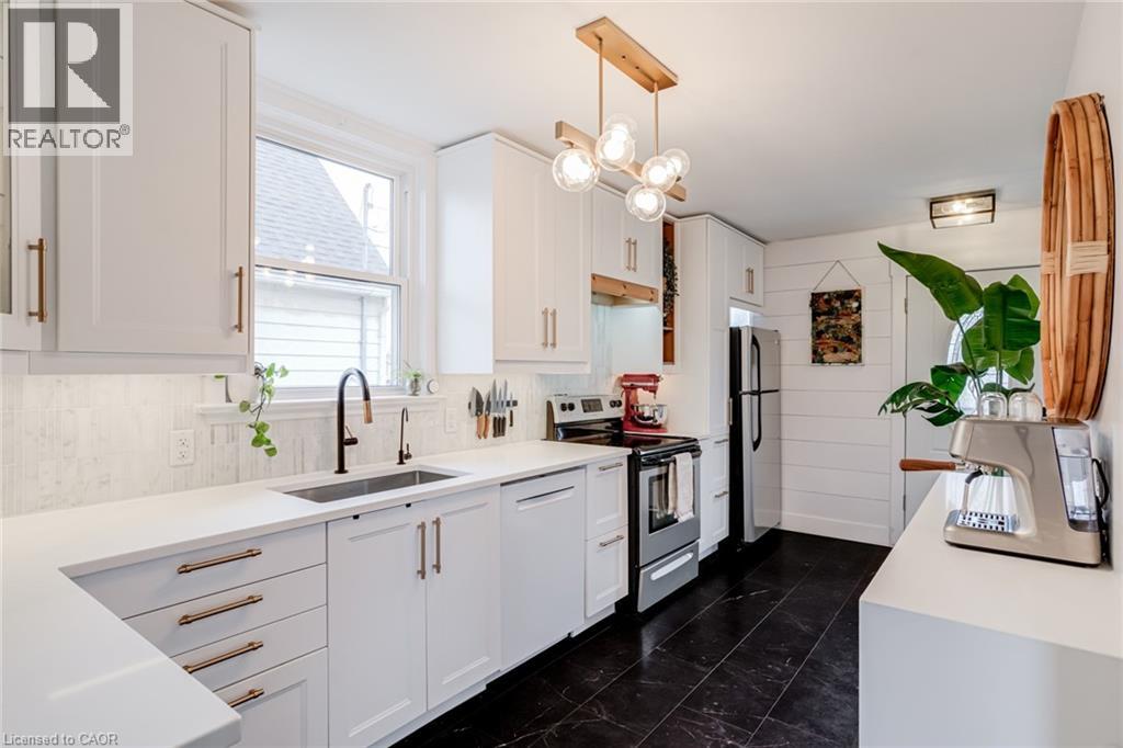 624 BURGESS Avenue, Hamilton, Ontario, L8H6H9 — Photo 2