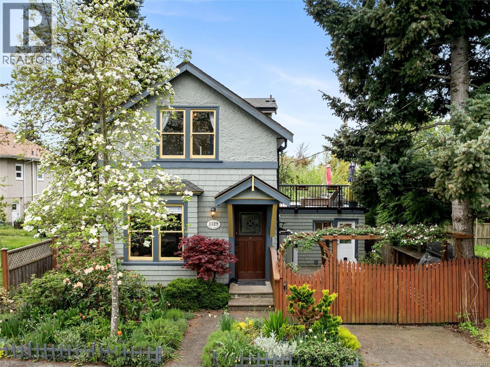  1129 Vista Heights, Victoria