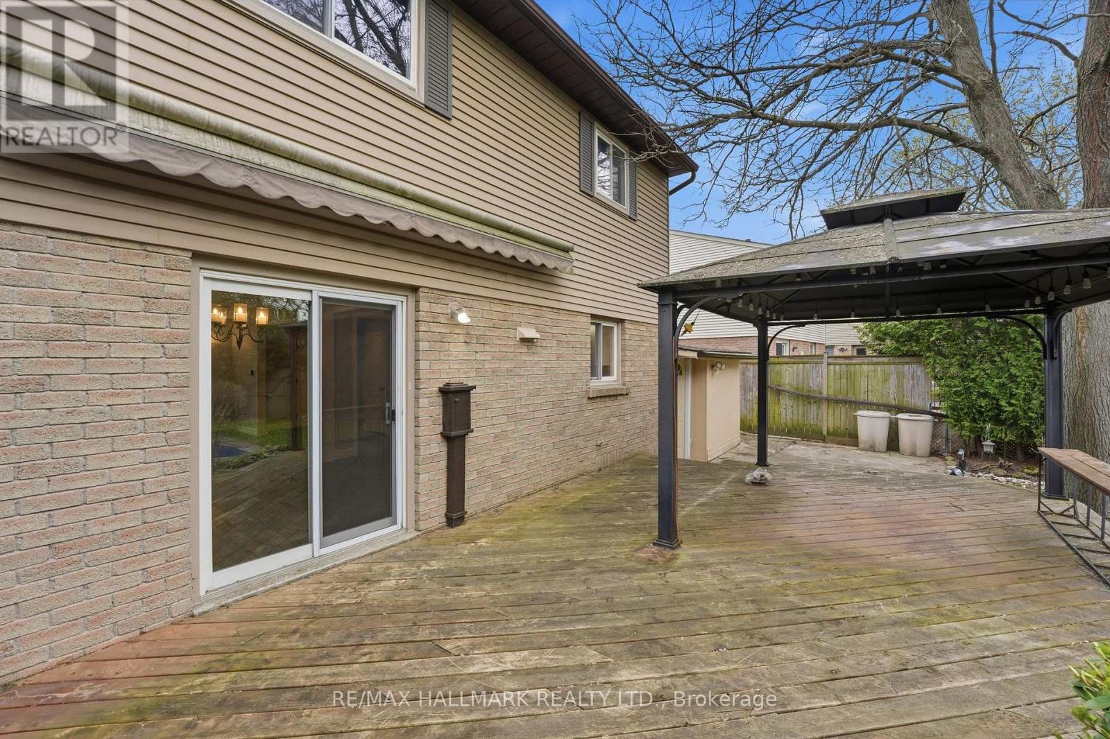 60 NISBET DRIVE - 21