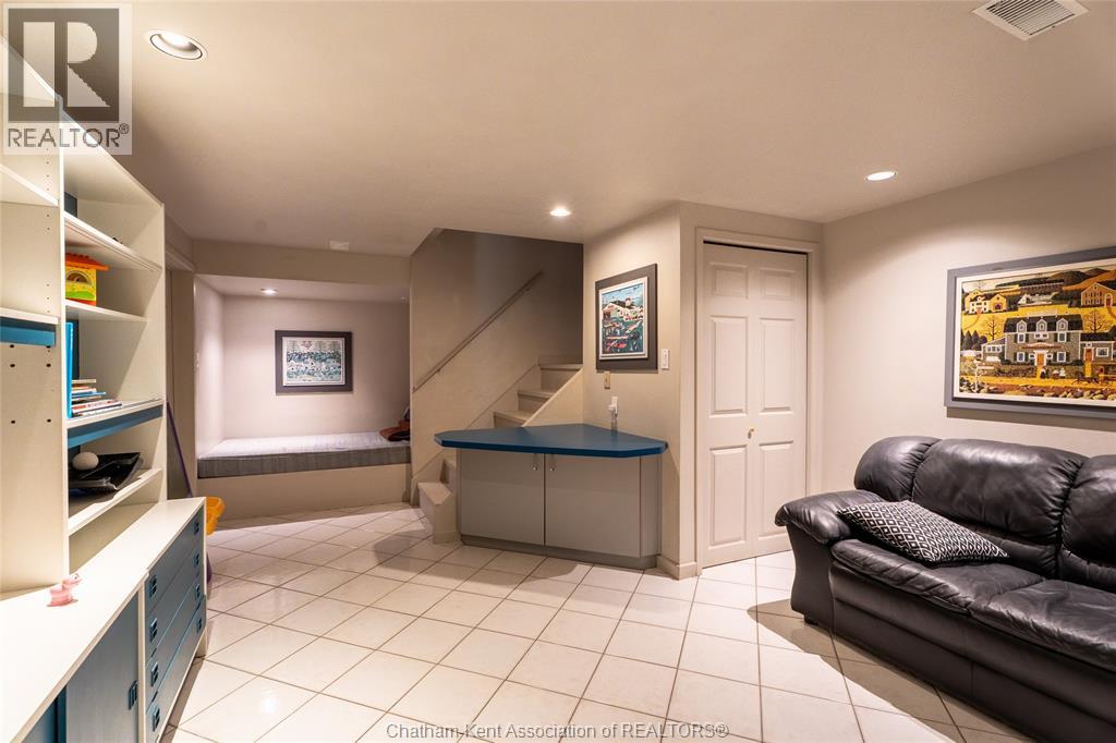 30 CRAMAR CRESCENT - 33