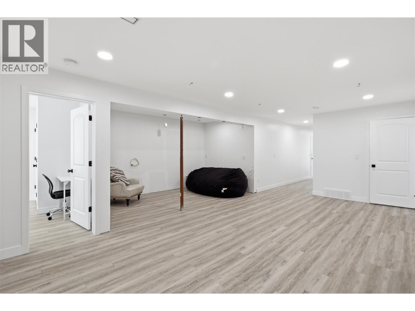 2001 HUGH ALLAN Drive - 52