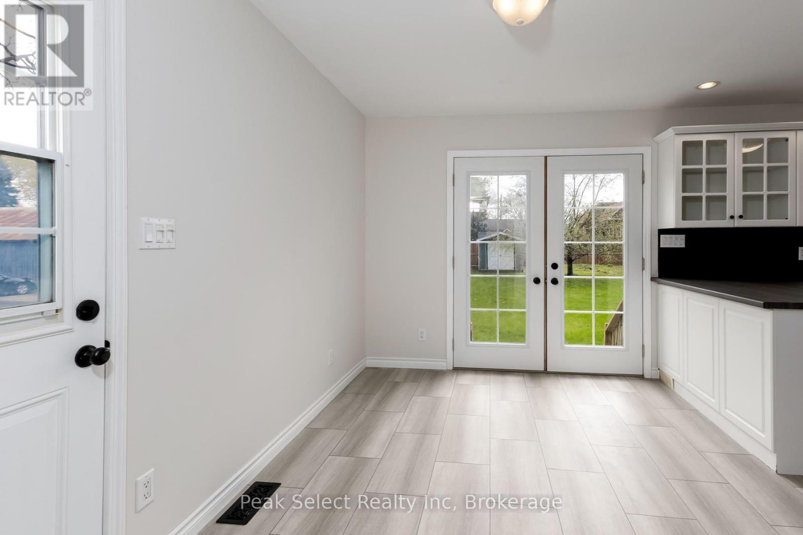 202 QUEEN STREET W - 12
