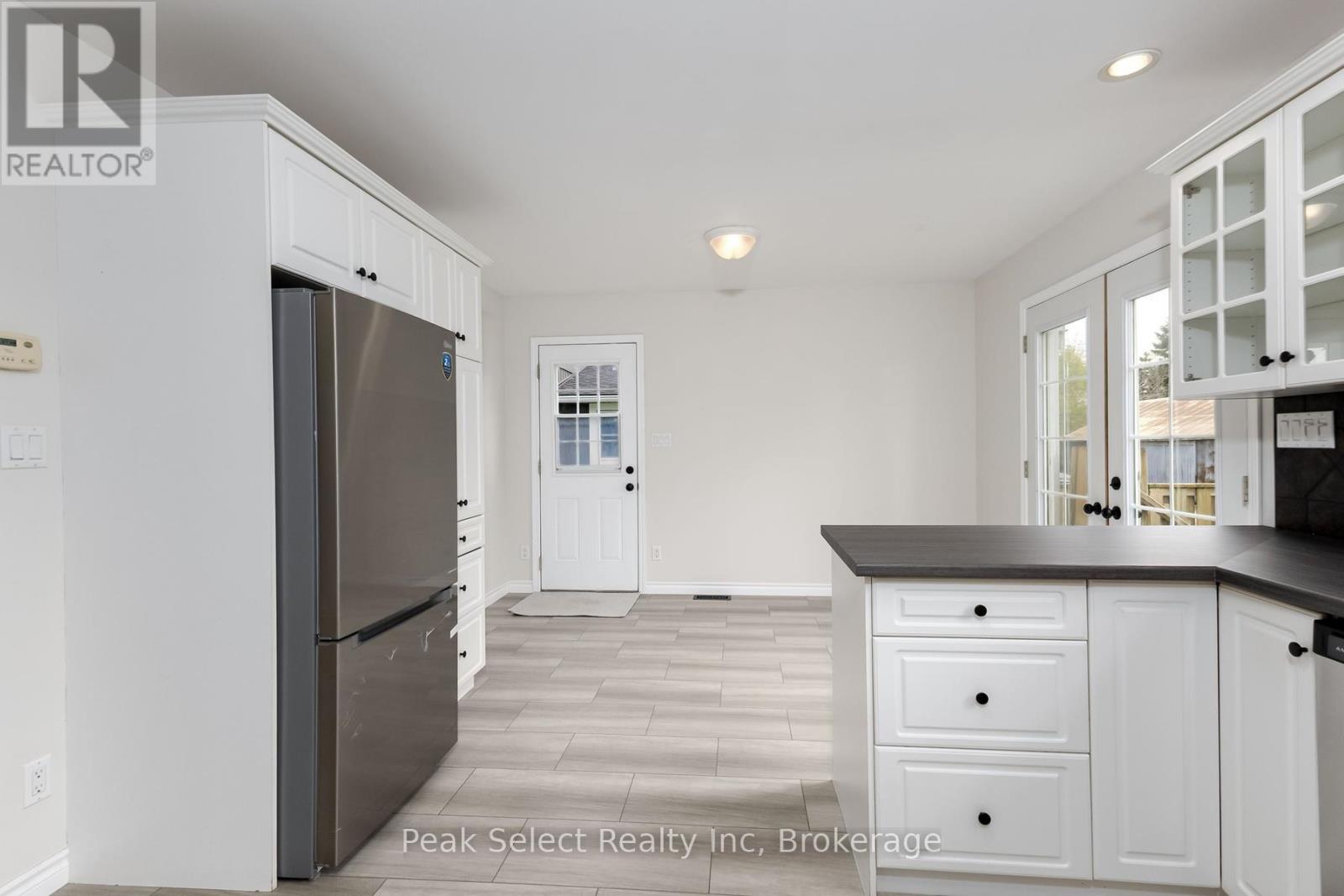 202 QUEEN STREET W - 8