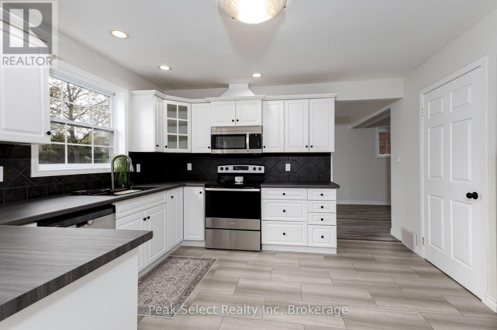 202 QUEEN STREET W - 9