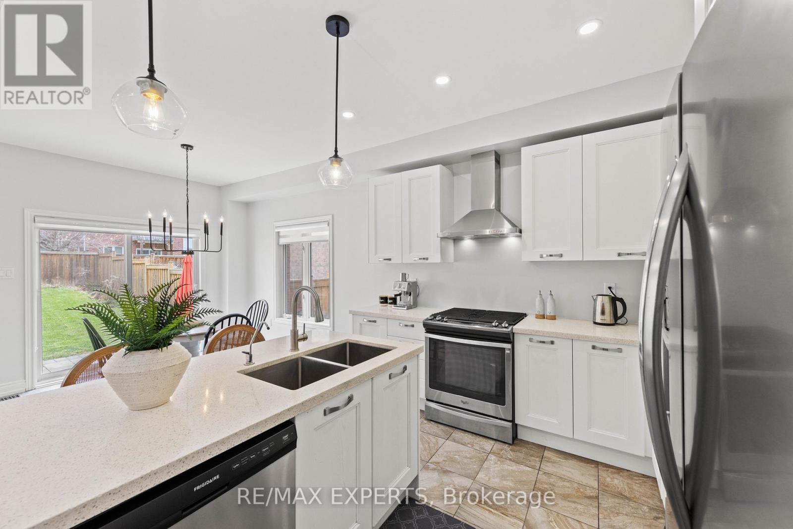 22 MANOR GLEN CRESCENT - 13