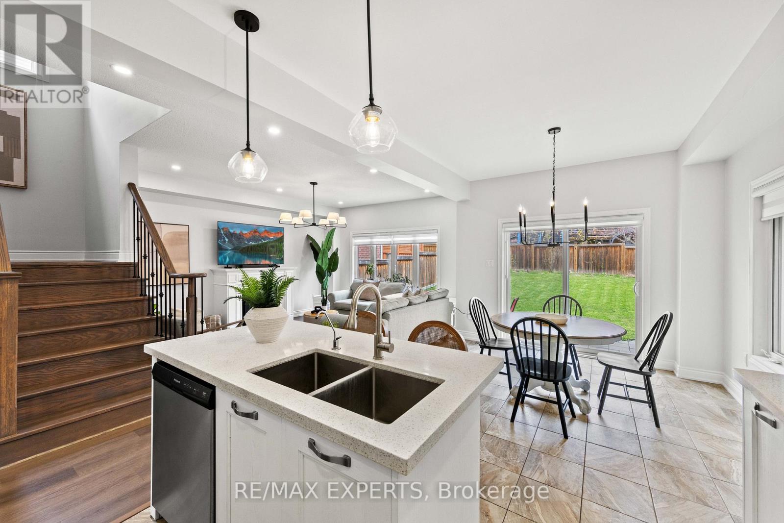 22 MANOR GLEN CRESCENT - 14