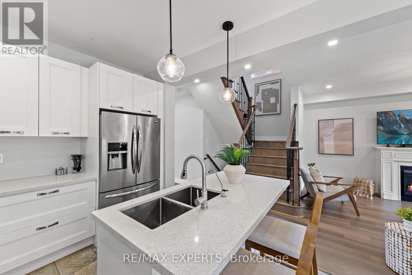 22 MANOR GLEN CRESCENT - 15
