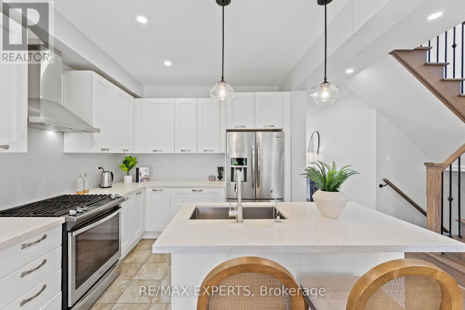 22 MANOR GLEN CRESCENT - 16