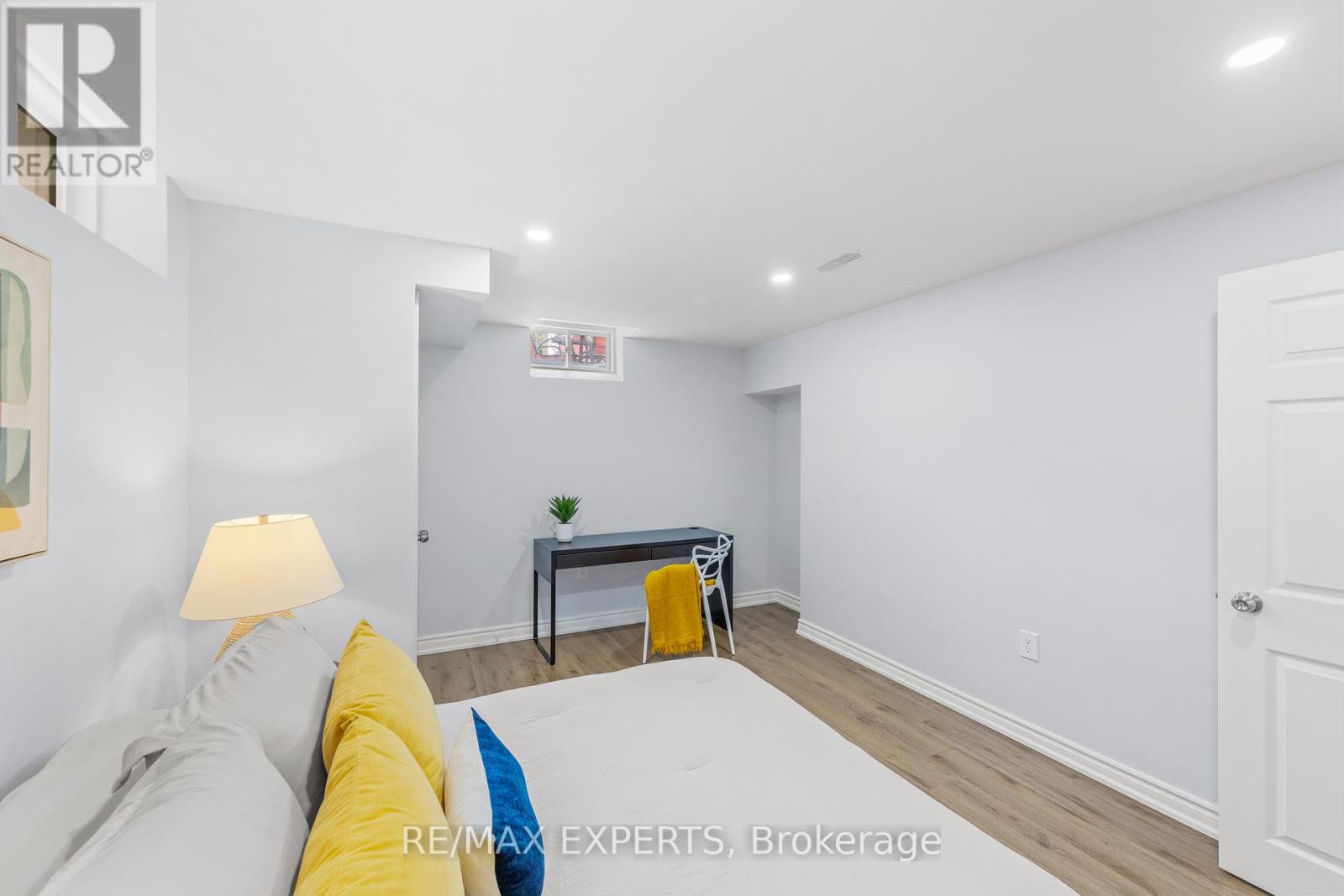 22 MANOR GLEN CRESCENT - 39