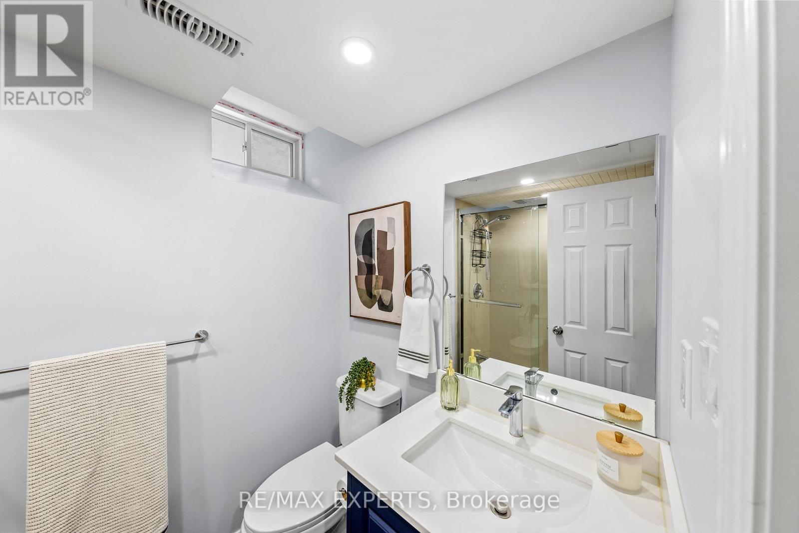 22 MANOR GLEN CRESCENT - 40