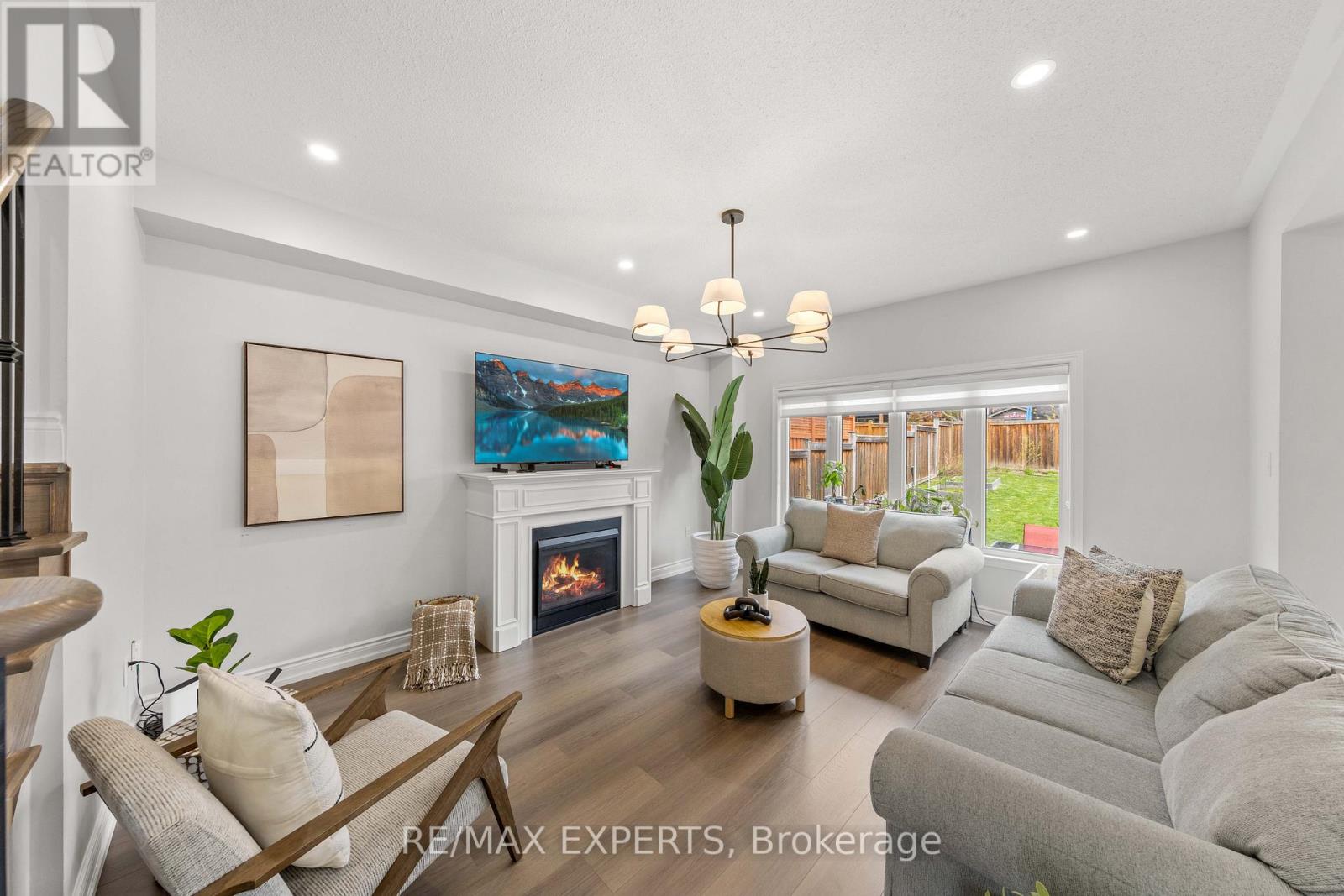 22 MANOR GLEN CRESCENT - 8