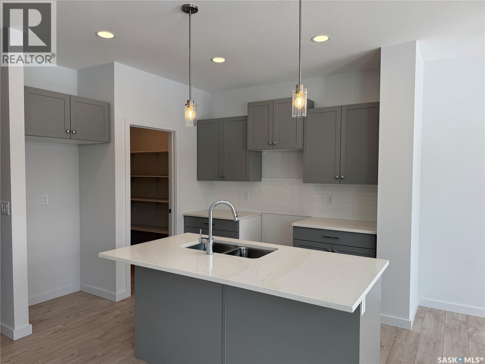 919 Traeger MANOR - Image 2