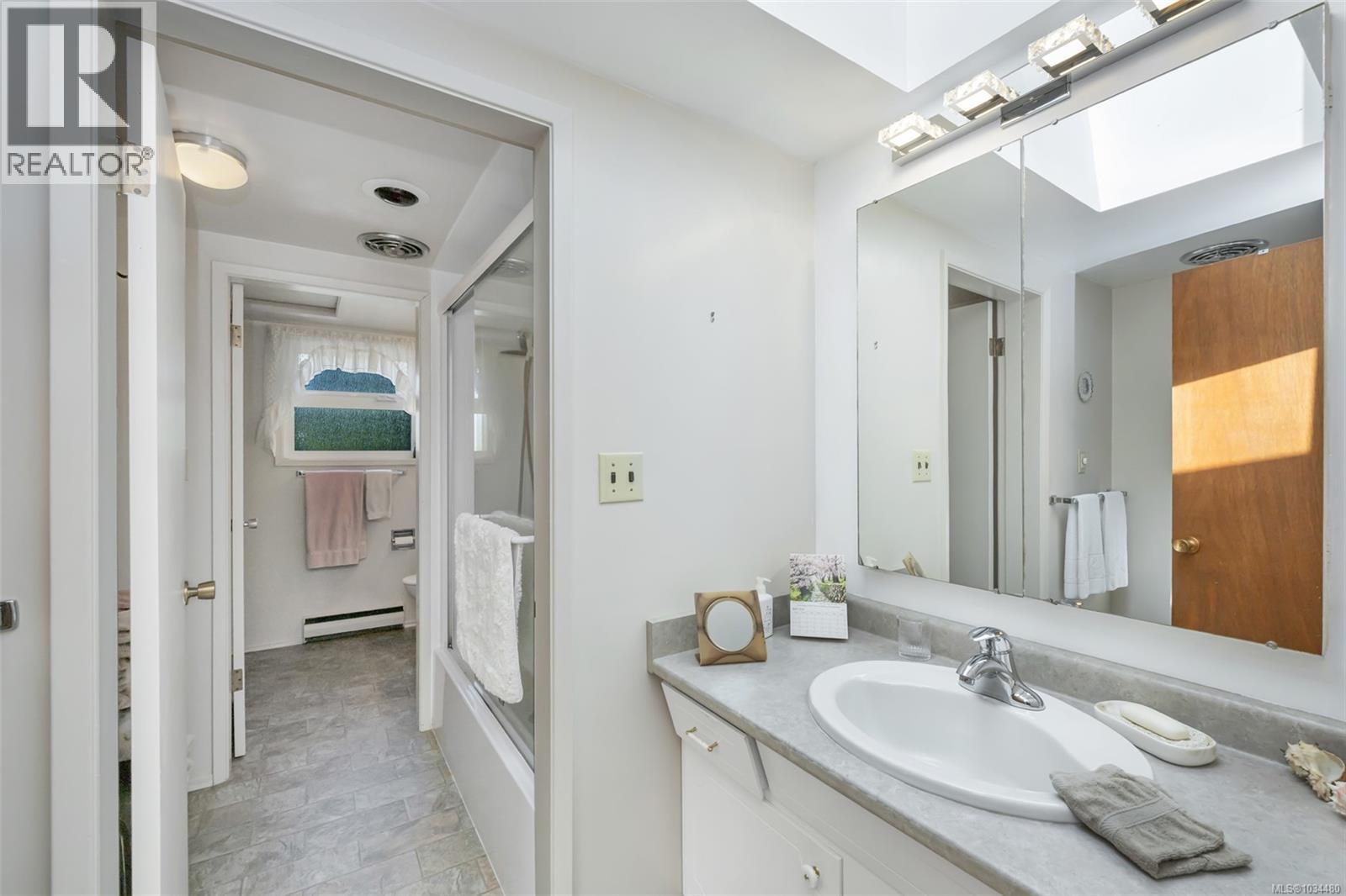  989 Abbey Road, Saanich