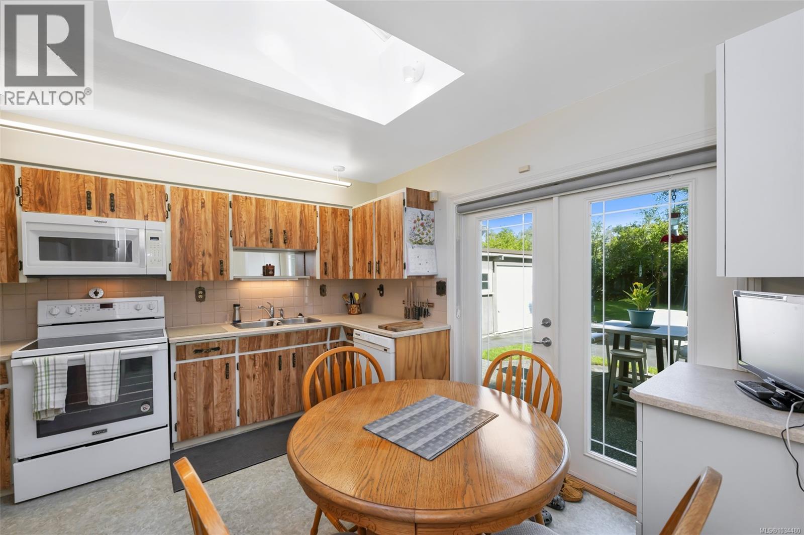  989 Abbey Road, Saanich
