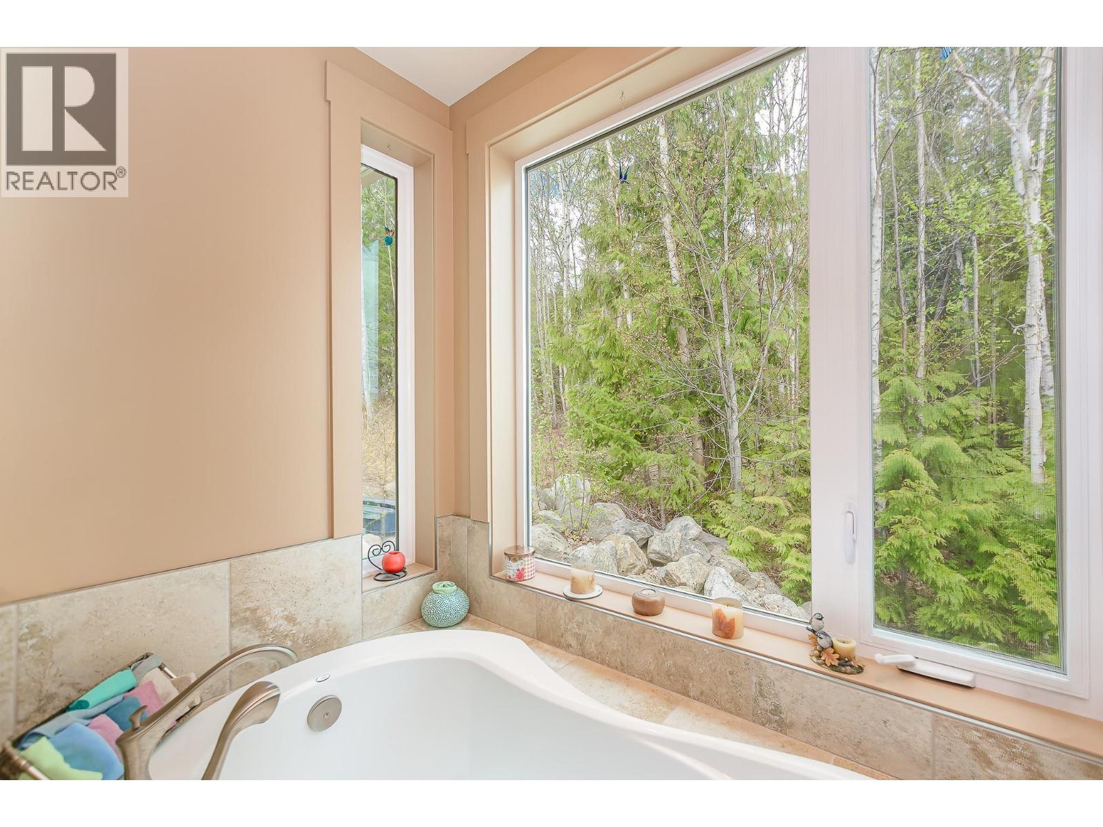  1 Avenue Northwest, Salmon Arm
