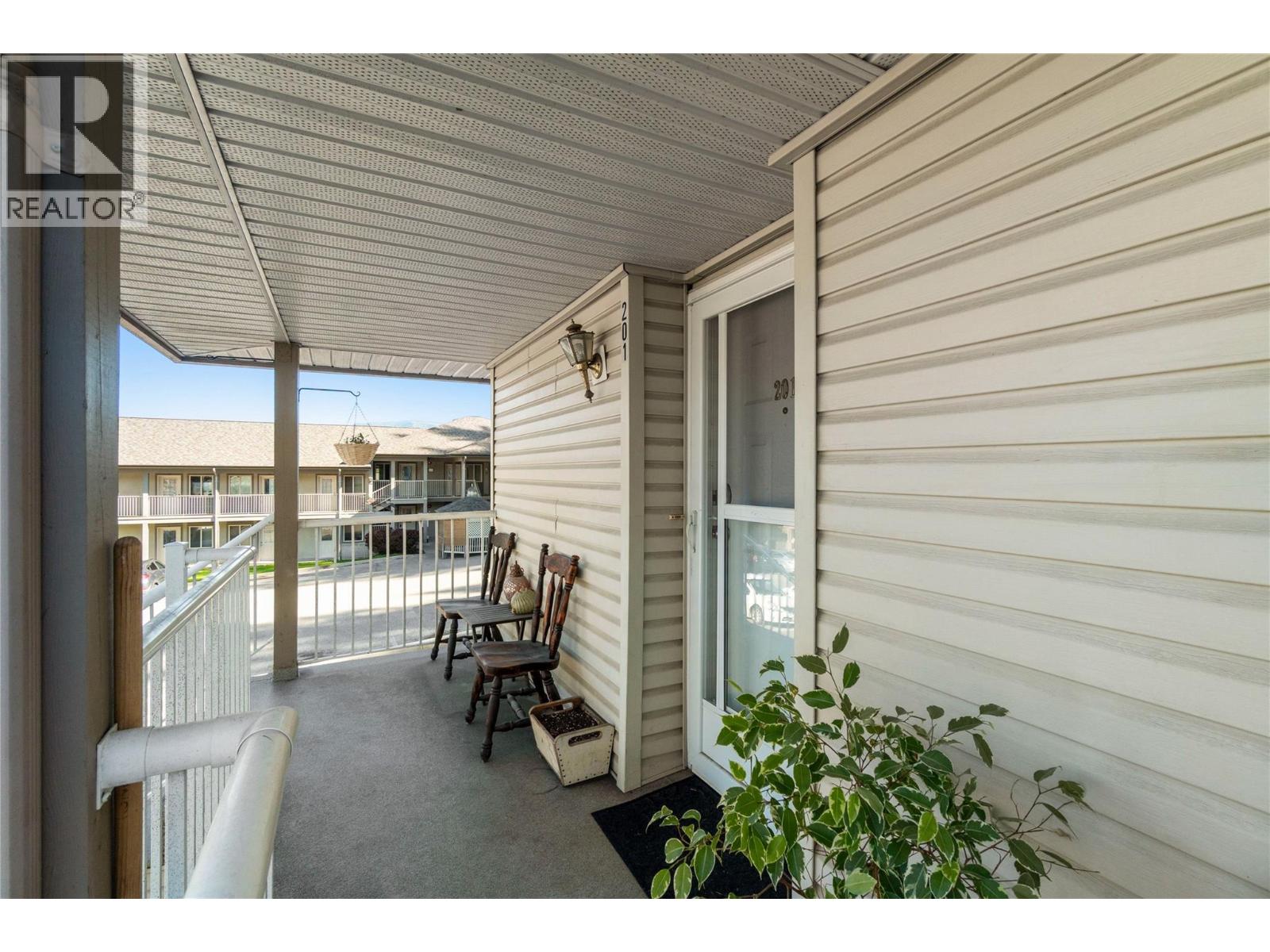 201 831 2 Street Southeast, Salmon Arm