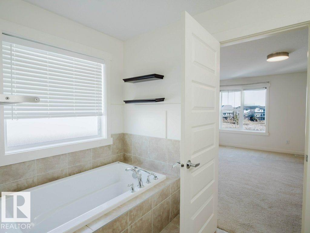 15867 11 AV SW, Edmonton