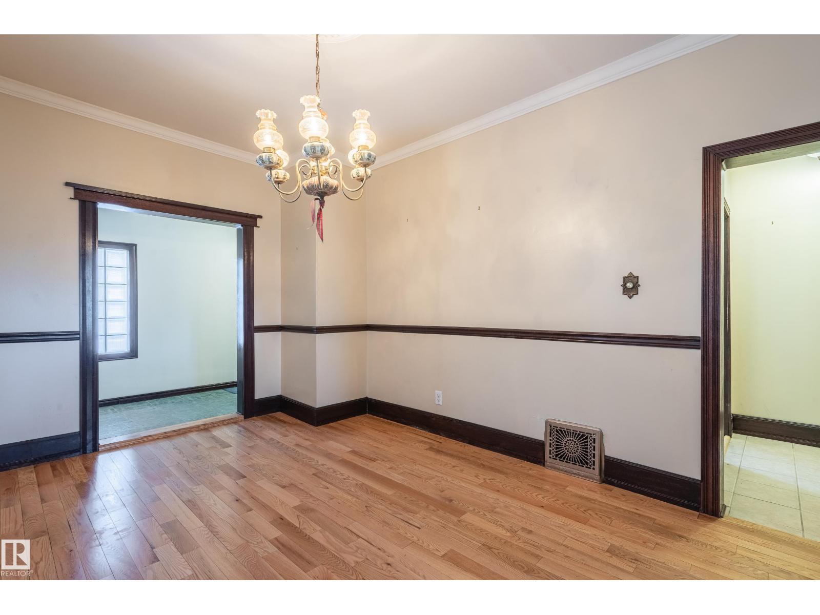 10918 81 AV NW - 14