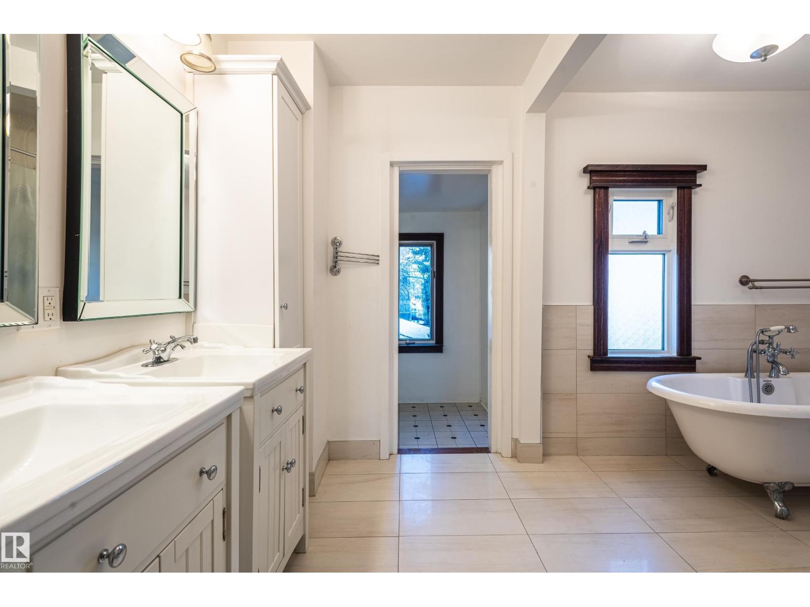 10918 81 AV NW - 40