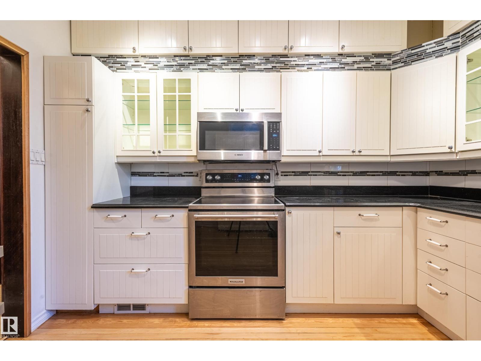 10918 81 AV NW - 21
