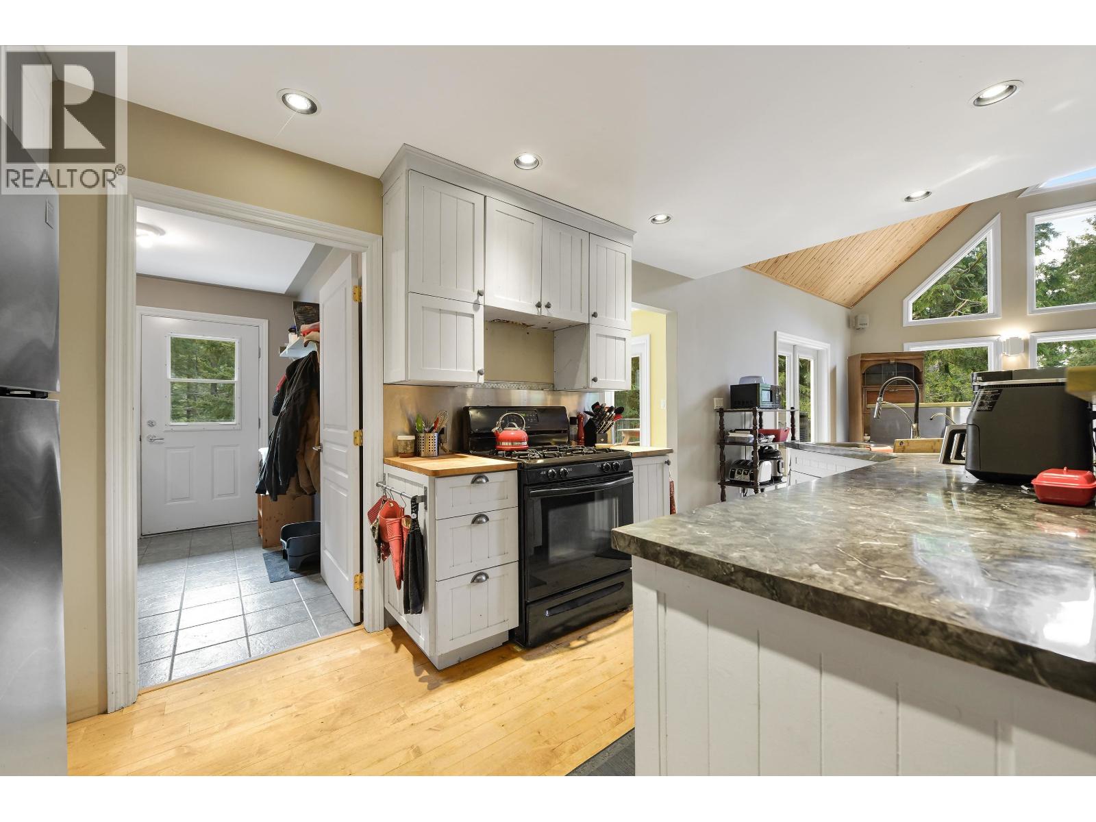 412 WOOD DALE DRIVE, Mayne Island