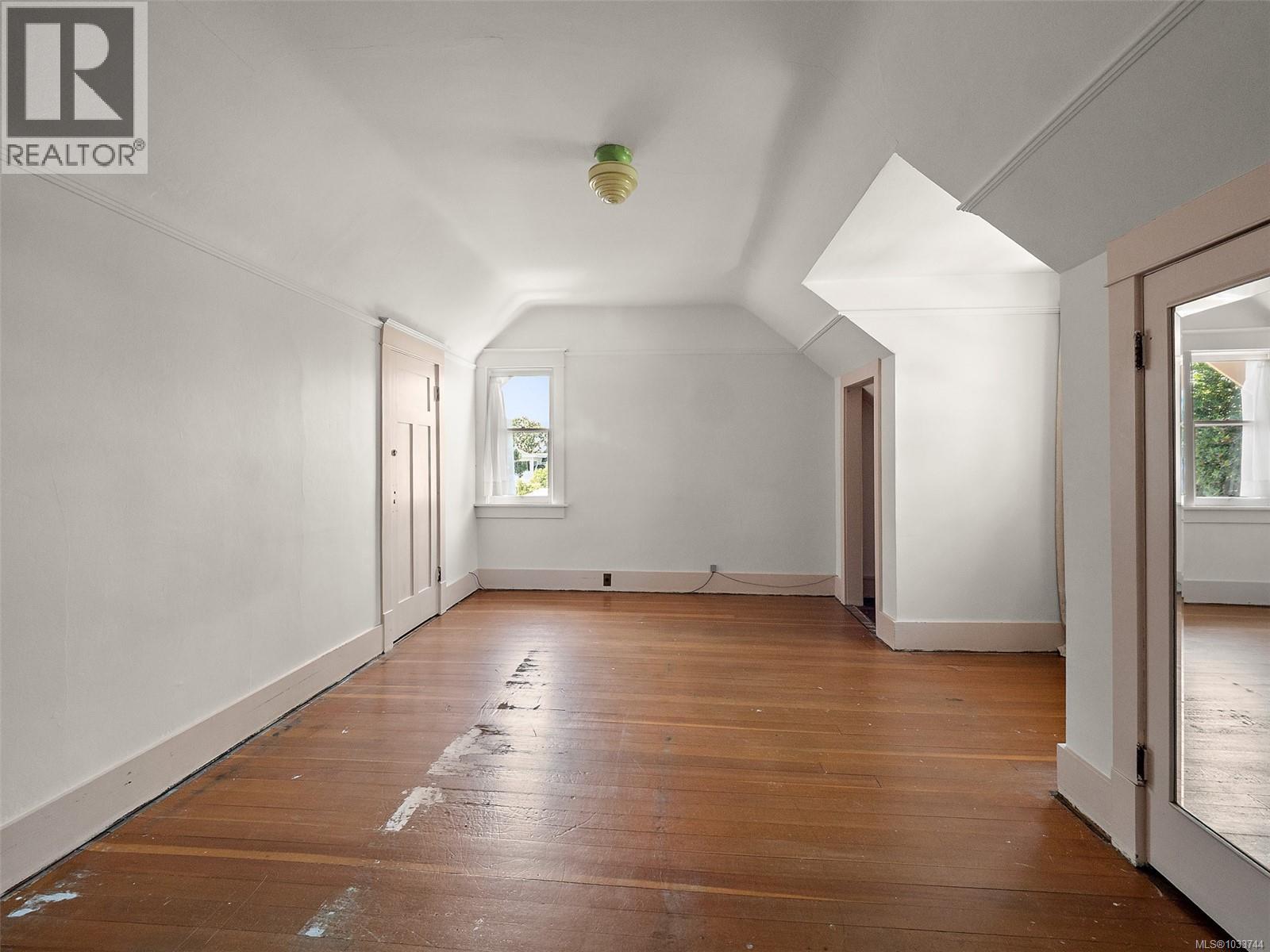 1353 Craigdarroch Rd - 36