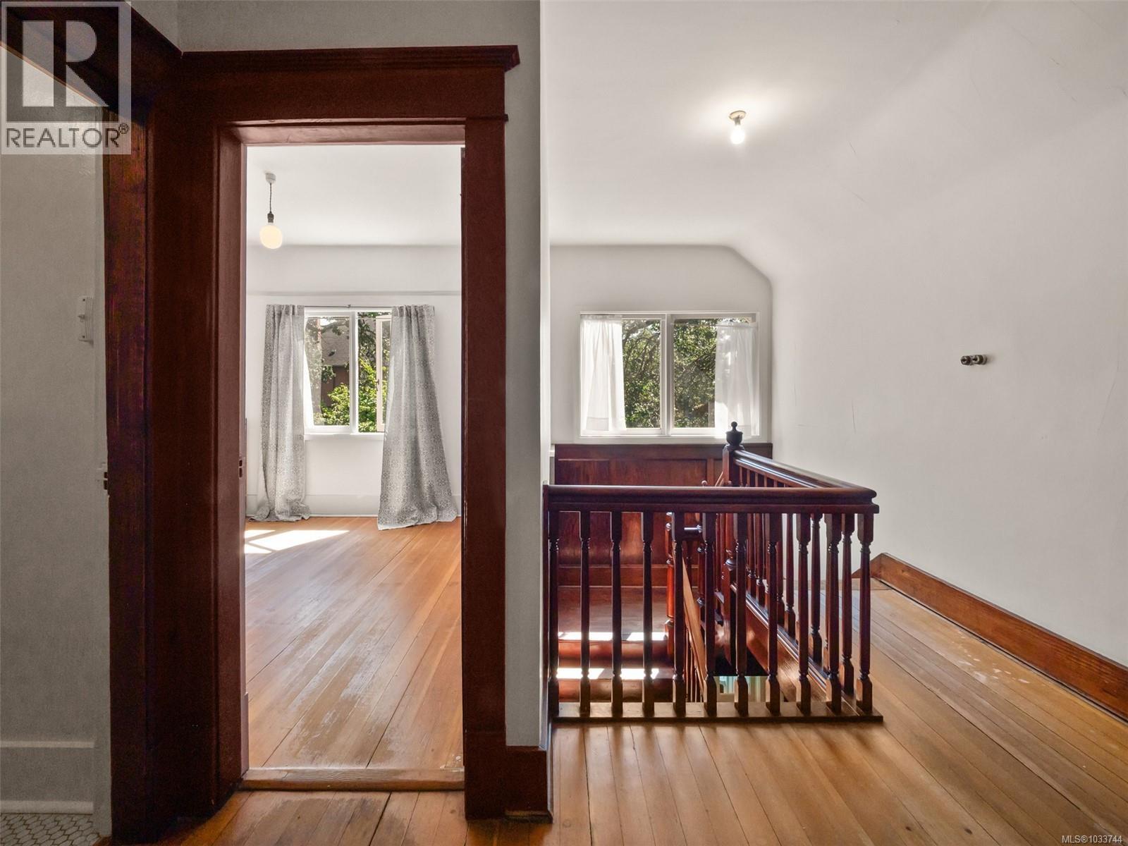 1353 Craigdarroch Rd - 30