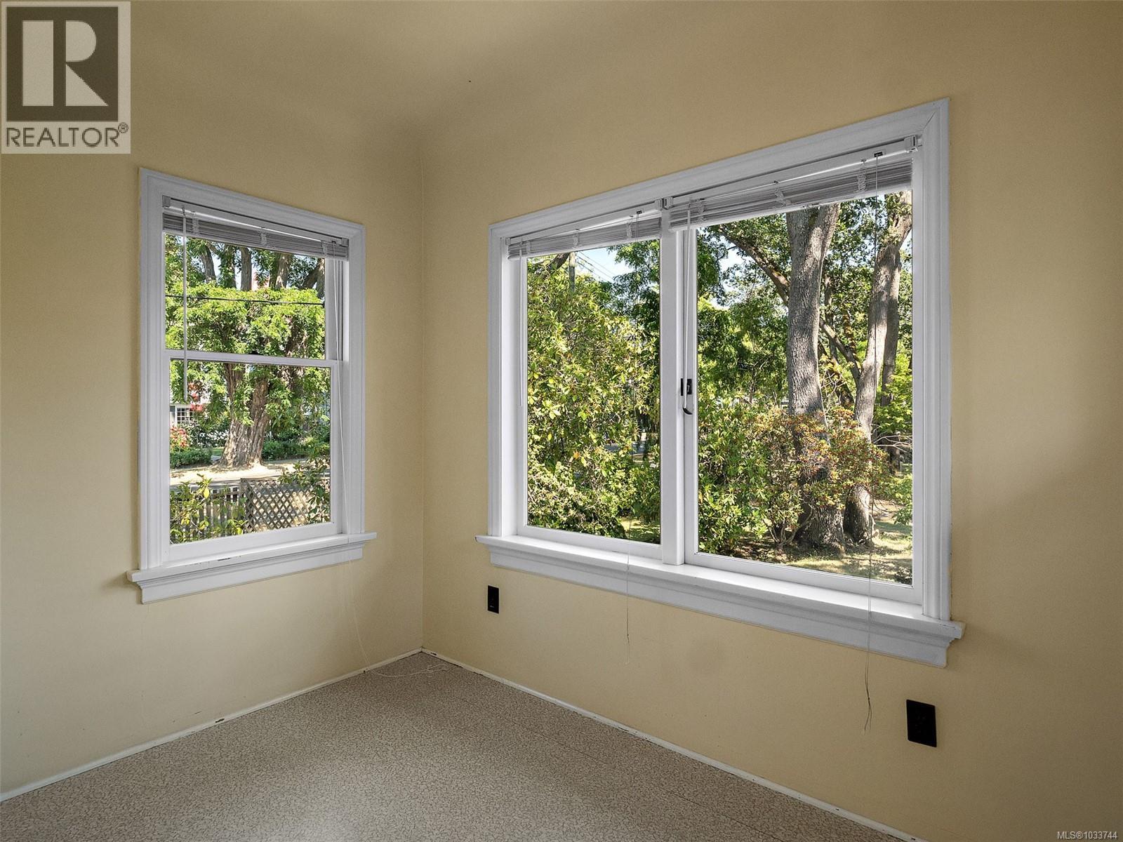 1353 Craigdarroch Rd - 25