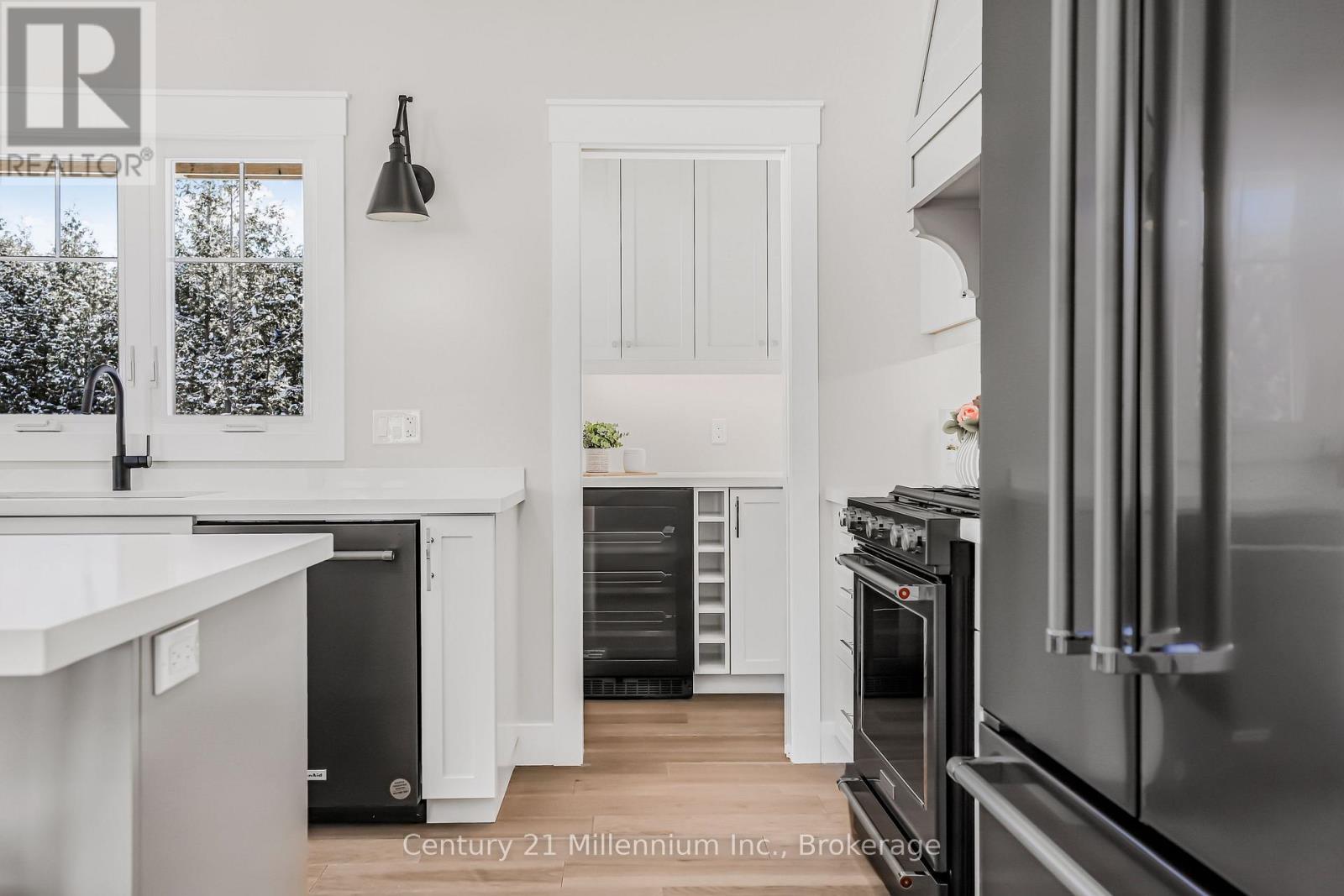 3 GRENVILLE STREET N - 18