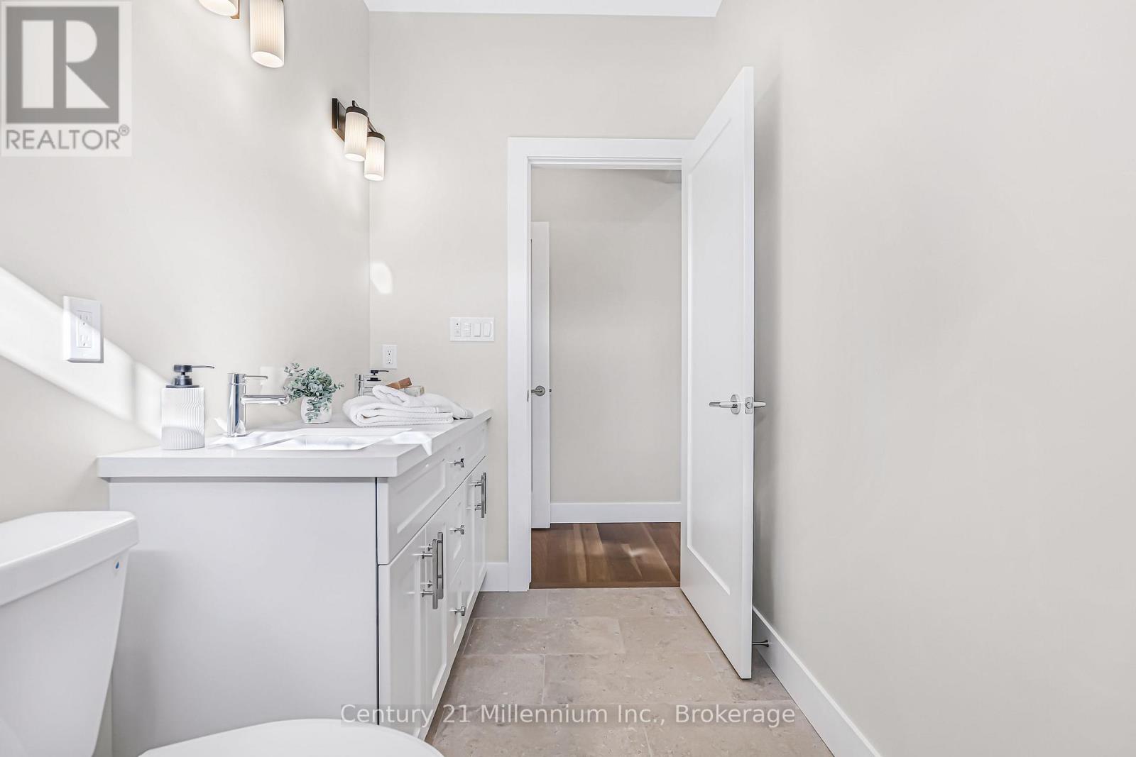 3 GRENVILLE STREET N - 25