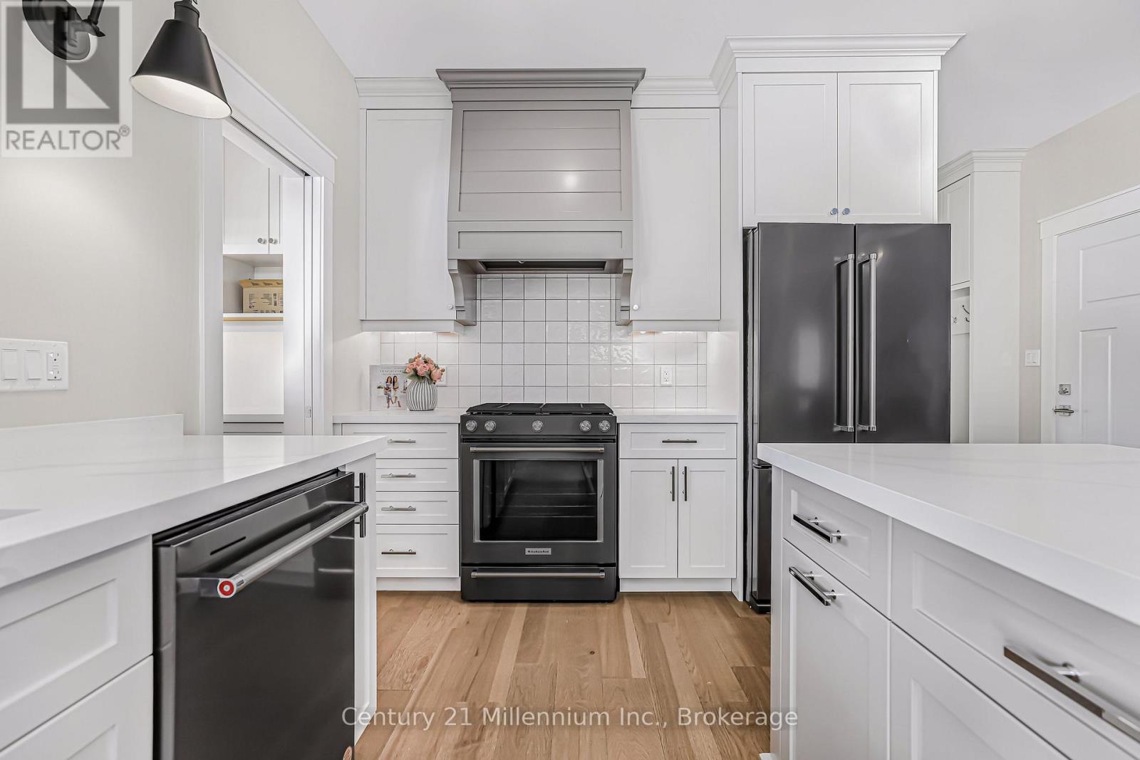 3 GRENVILLE STREET N - 16