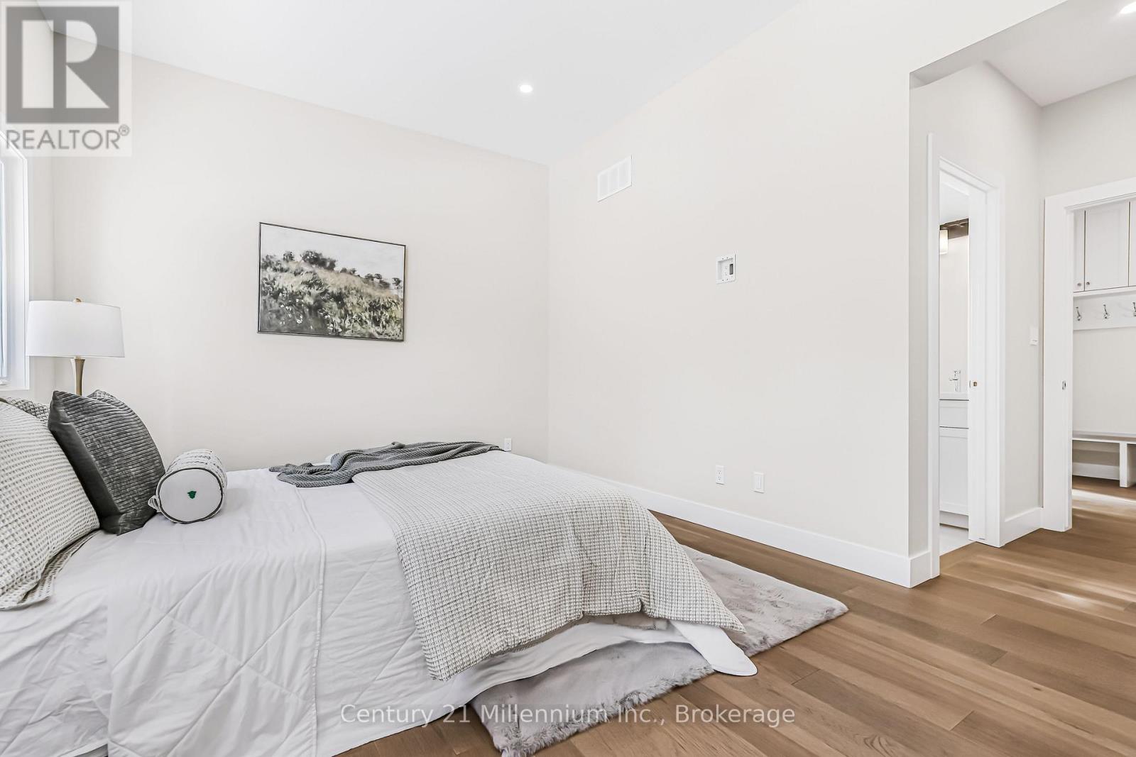 3 GRENVILLE STREET N - 22