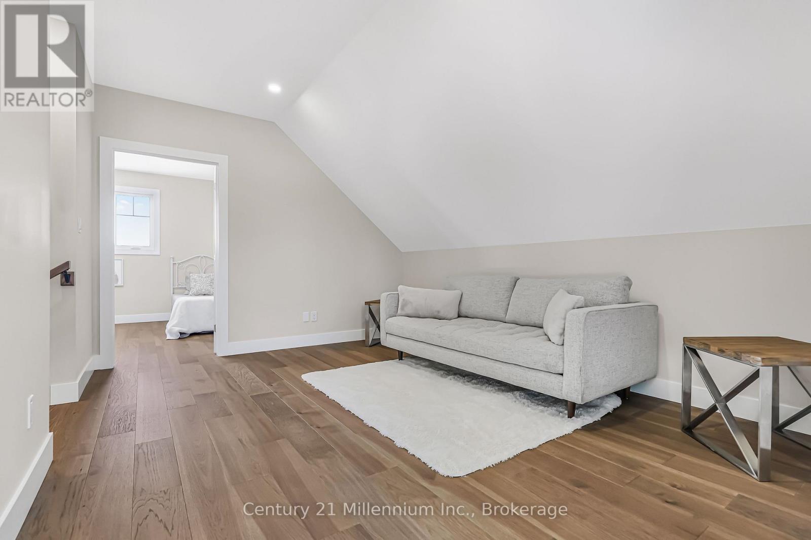 3 GRENVILLE STREET N - 31