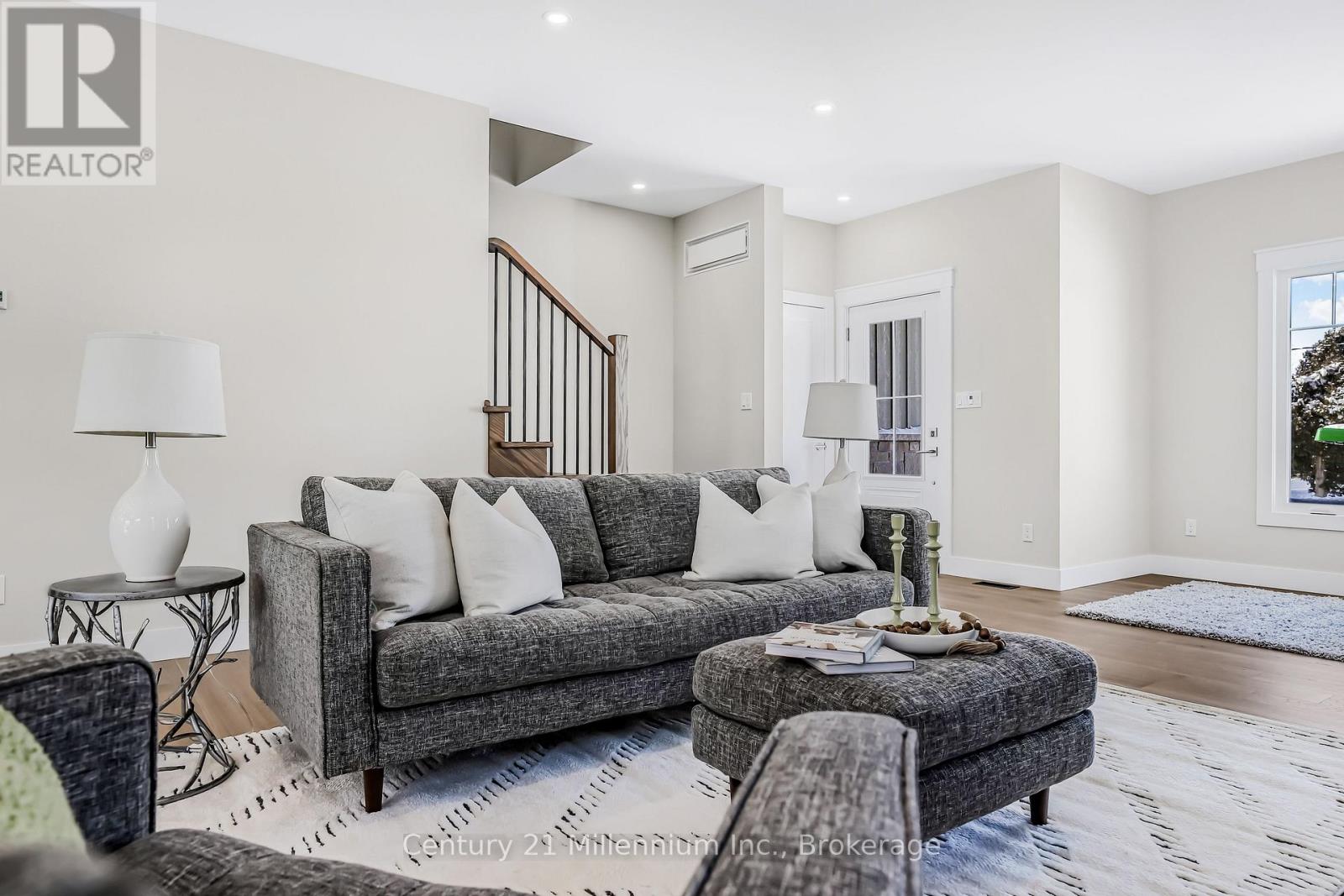 3 GRENVILLE STREET N - 8