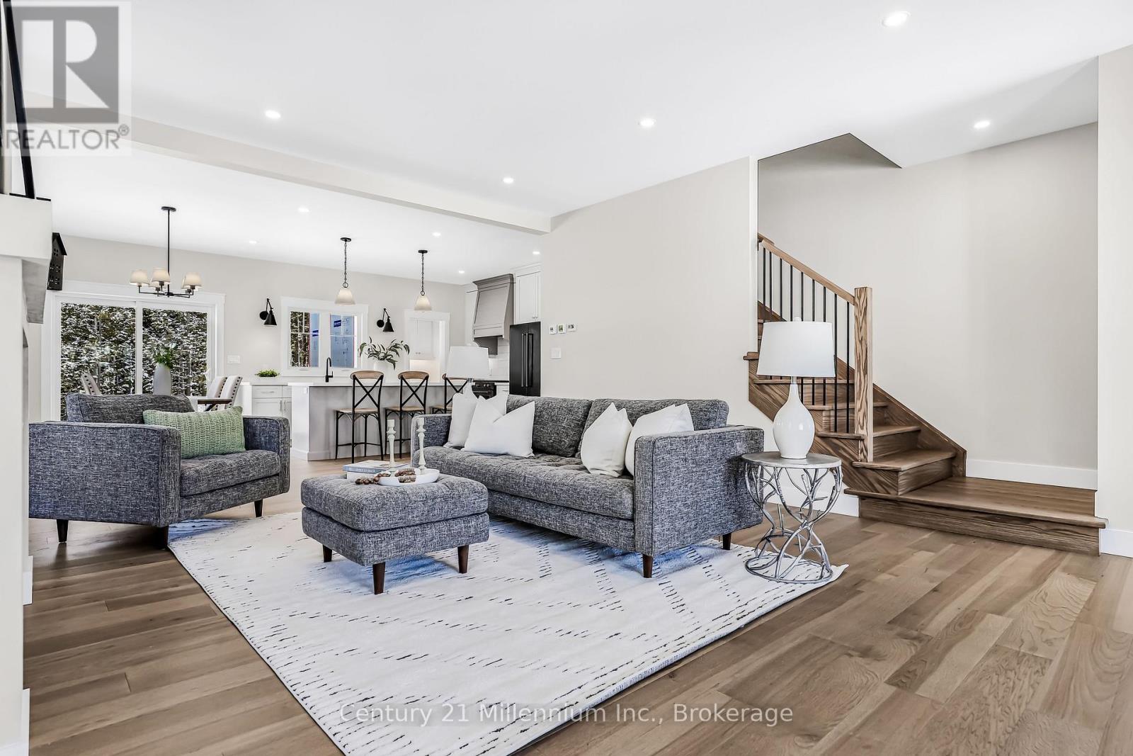 3 GRENVILLE STREET N - 4