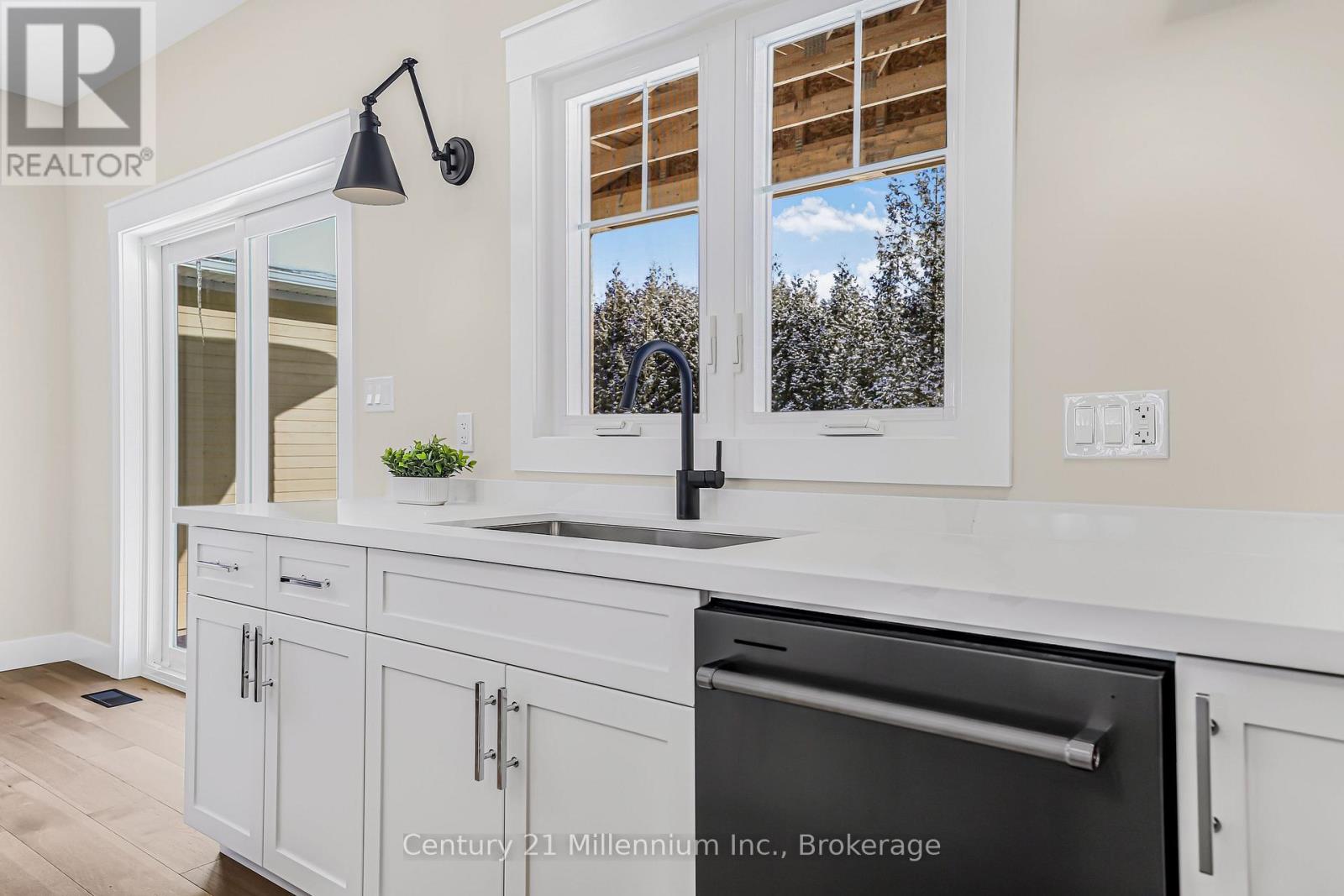 3 GRENVILLE STREET N - 15