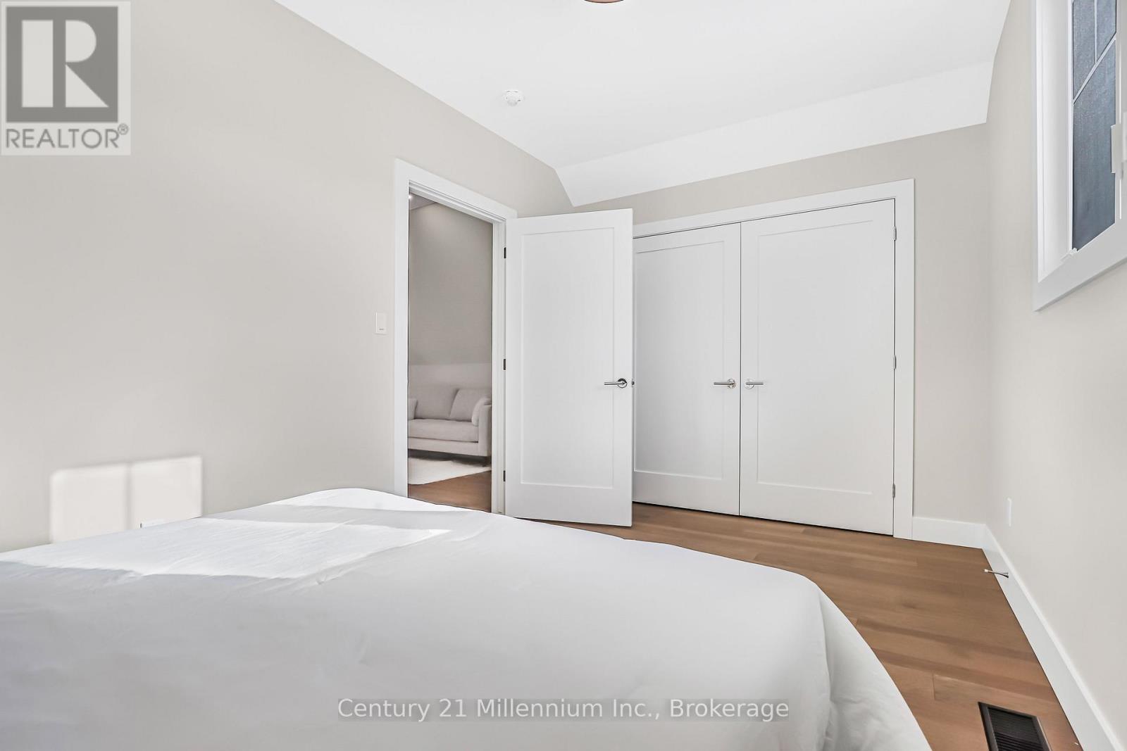 3 GRENVILLE STREET N - 40