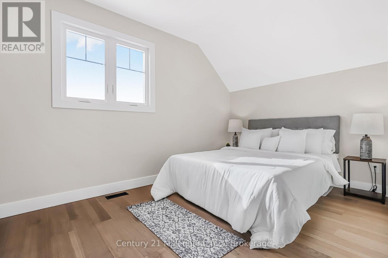 3 GRENVILLE STREET N - 37