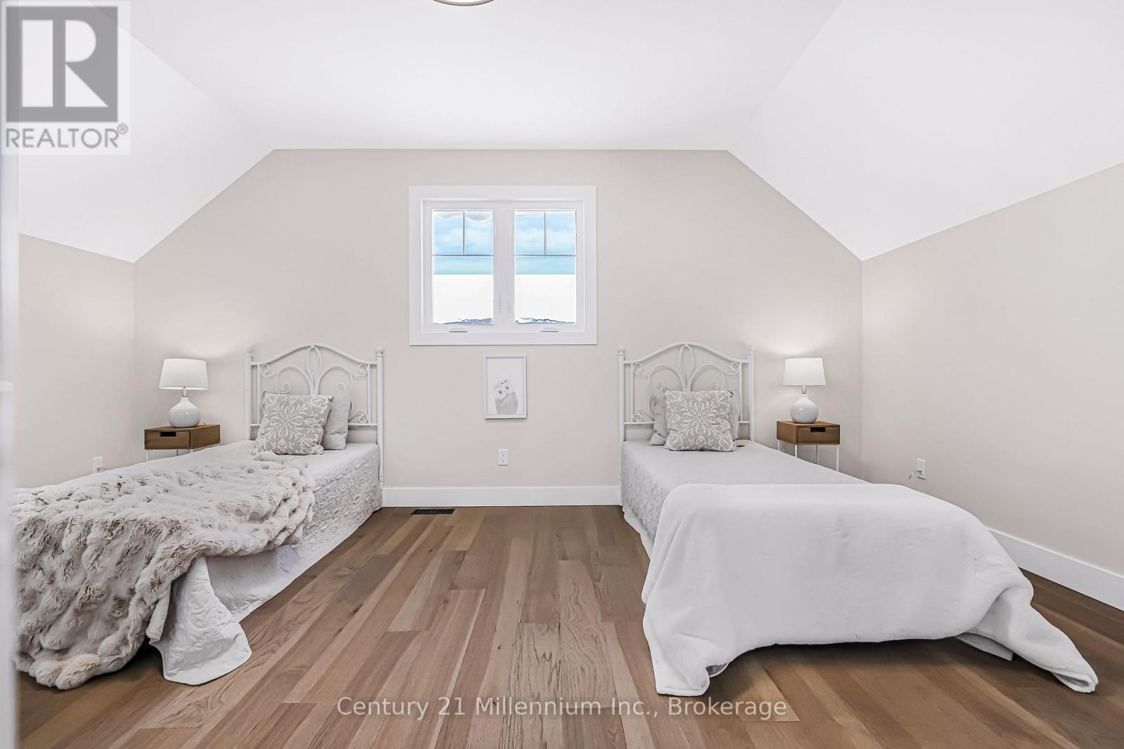 3 GRENVILLE STREET N - 32