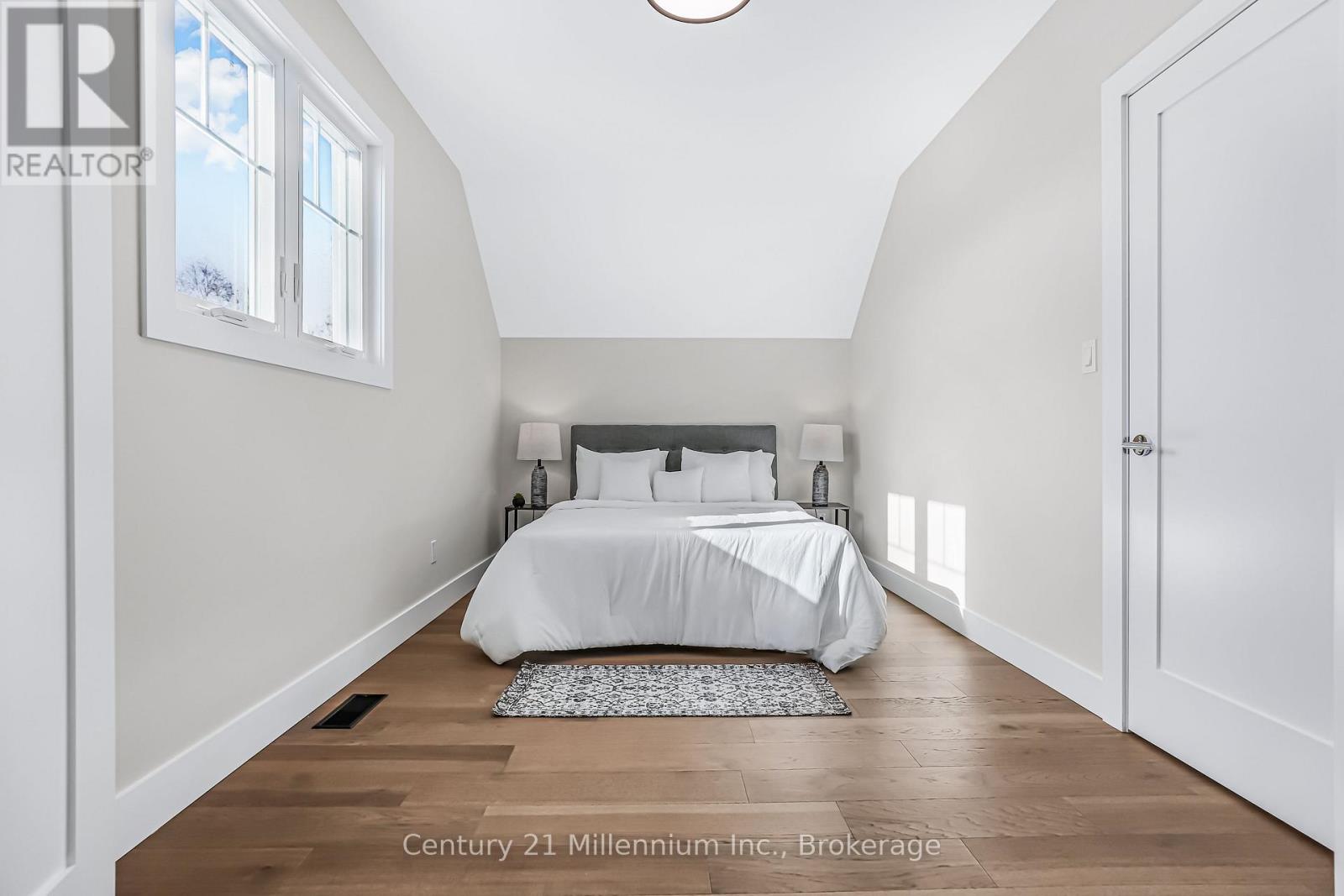 3 GRENVILLE STREET N - 38