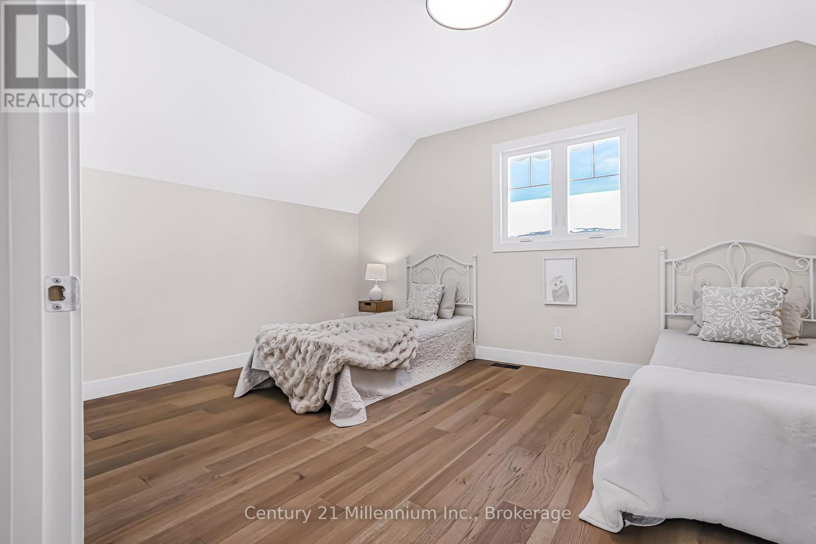 3 GRENVILLE STREET N - 49
