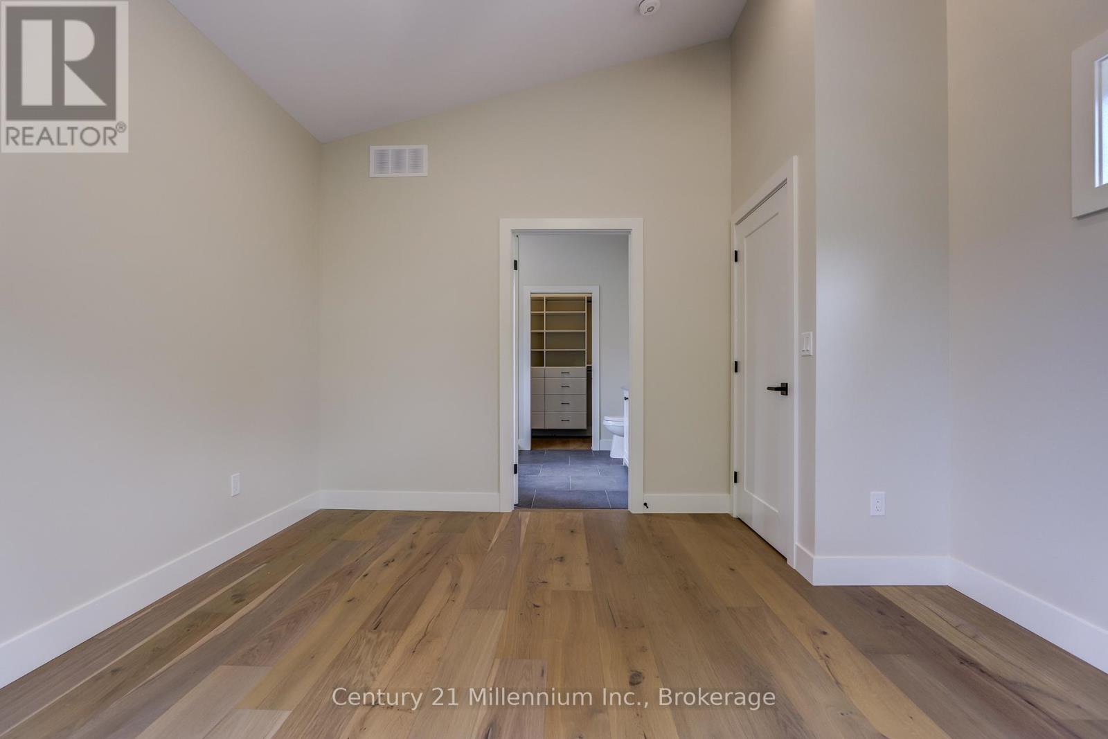 15 GRENVILLE STREET N - 32